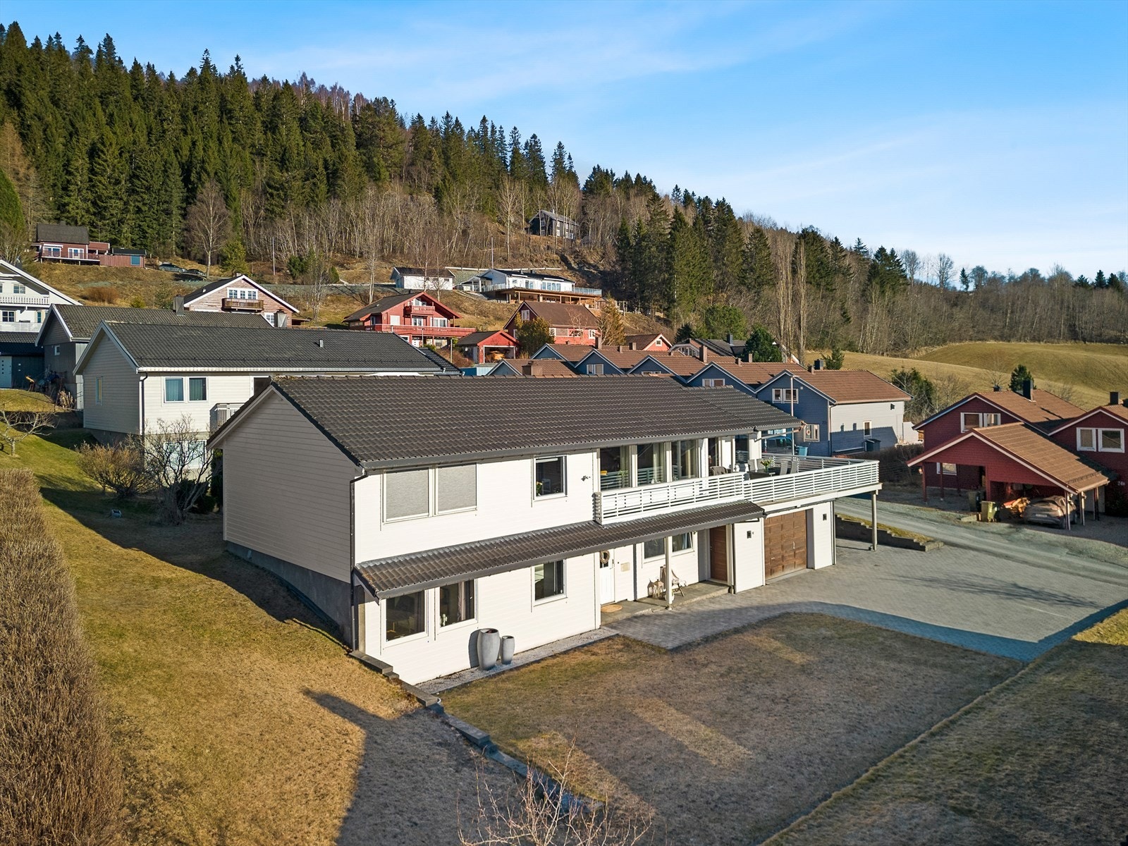 Her bor man i et landlig og barnevennlig, men likevel sentralt område, med gangavstand til tog, skoler, dagligvare og flotte turmuligheter Galleribilde