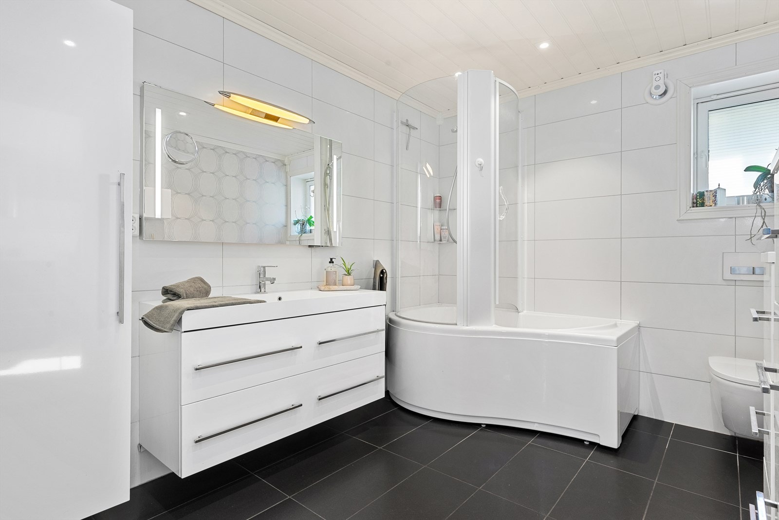 Lyst og fint bad i 1. etasje Galleribilde