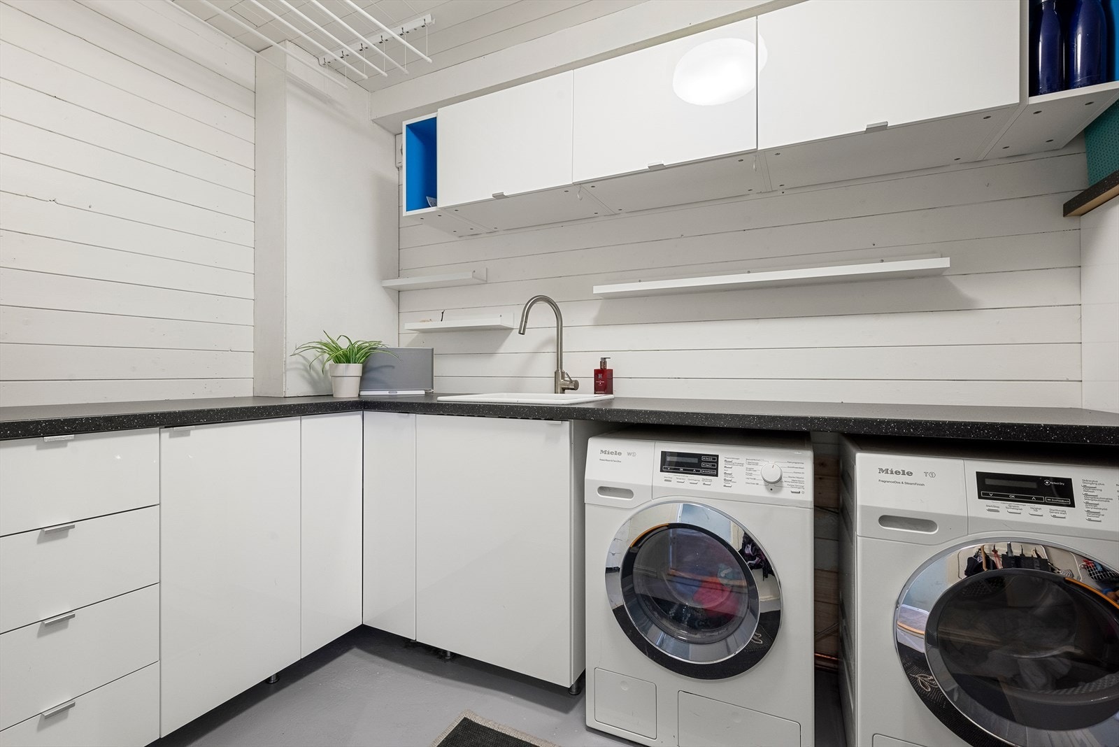 I tillegg til to bad, har boligen et praktisk vaskerom i sokkeletasjen Galleribilde