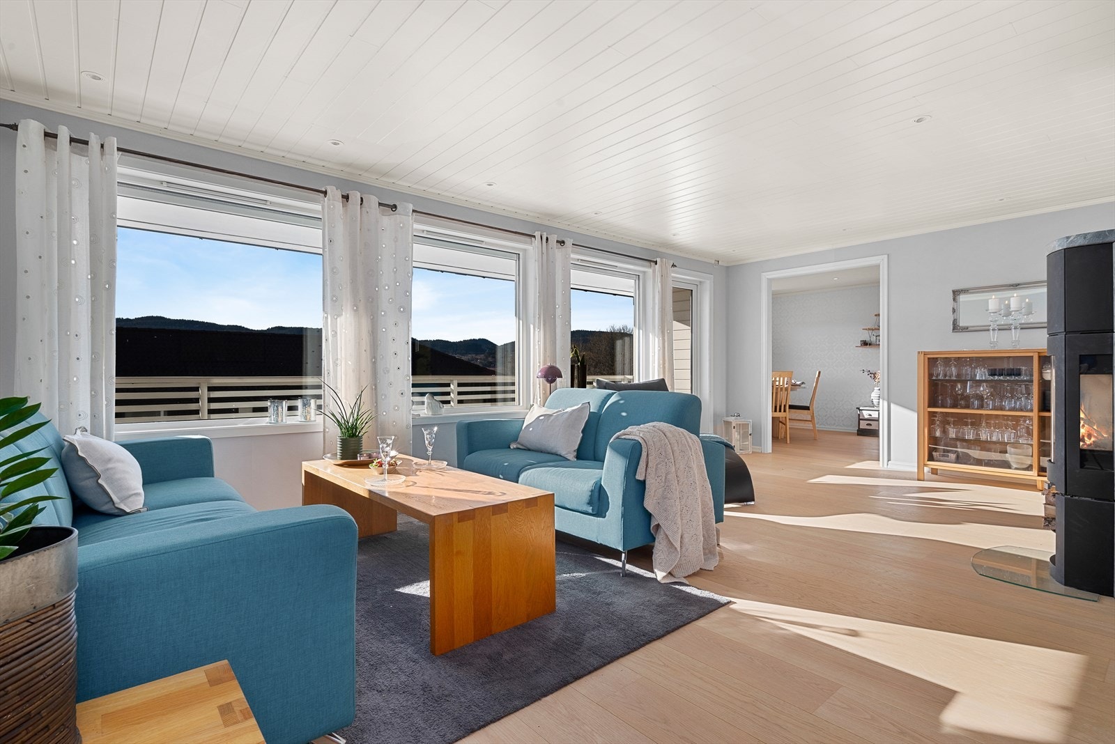 Store vindusflater gir godt med naturlig lysinnslipp Galleribilde