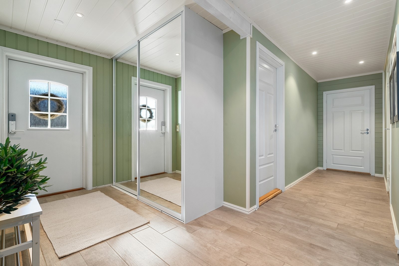 Romslig entré med skyvdørsgarderobe Galleribilde