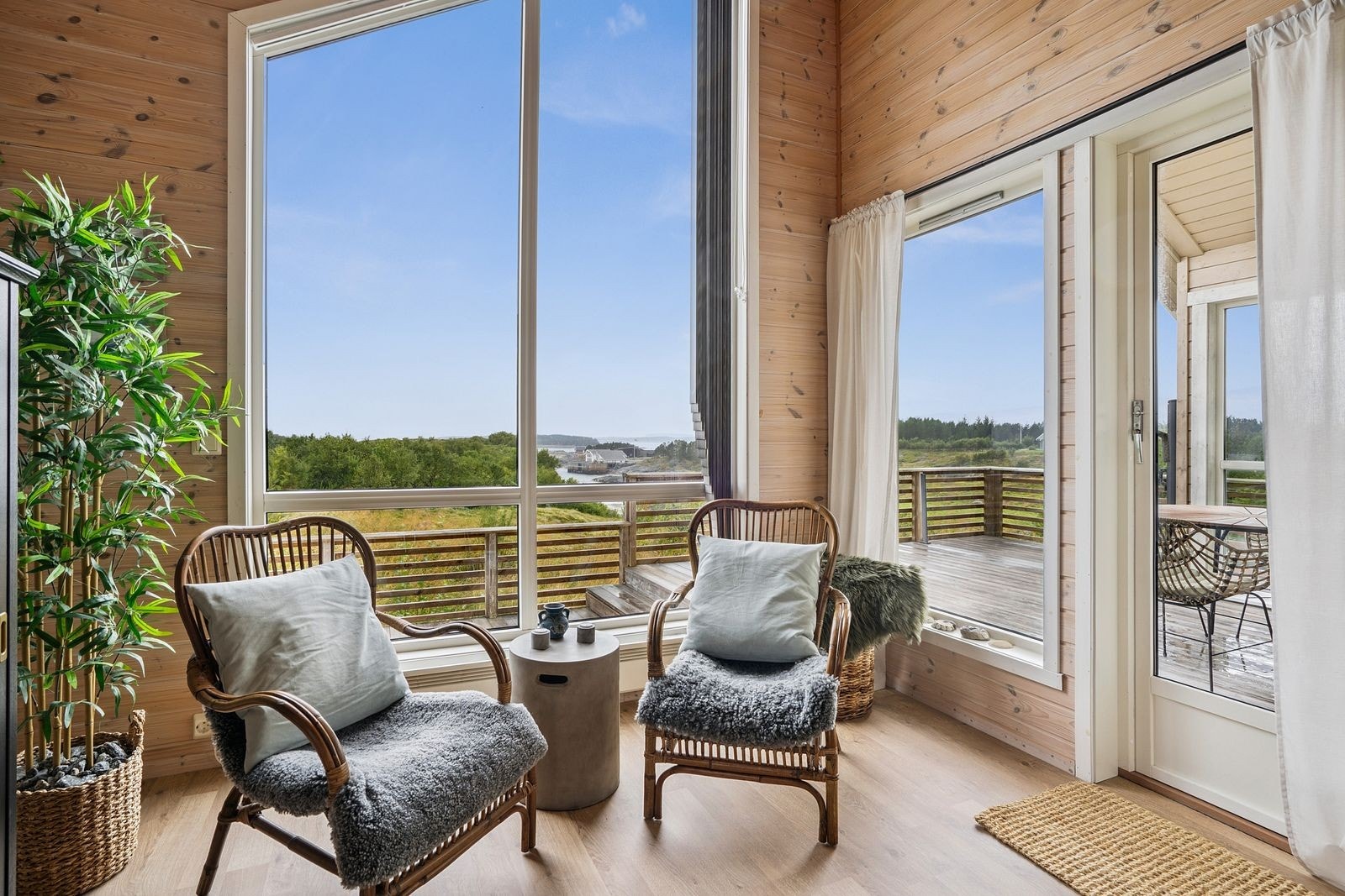 Her bidrar skråtak og god takhøyde til en luftig og romslig atmosfære, samtidig som store vindusflater slipper inn rikelig med naturlig lys og fremhever den flotte utsikten. Galleribilde