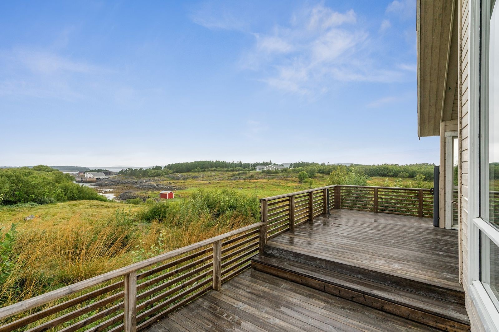 Praktisk takoverbygd del av terrasse, samt vindskjerm mot nordvest. Galleribilde