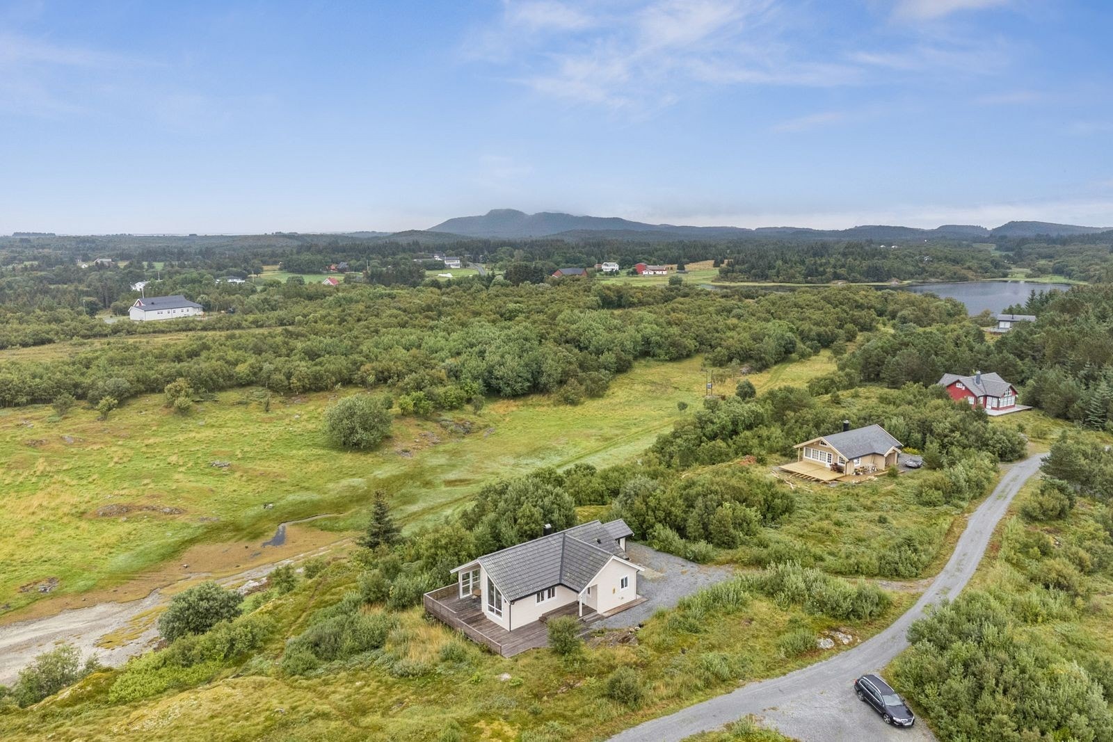 Tomten er solrik og romslig på ca. 927 m². Hytta fremstår som praktisk og funksjonell med en god planløsning. Galleribilde