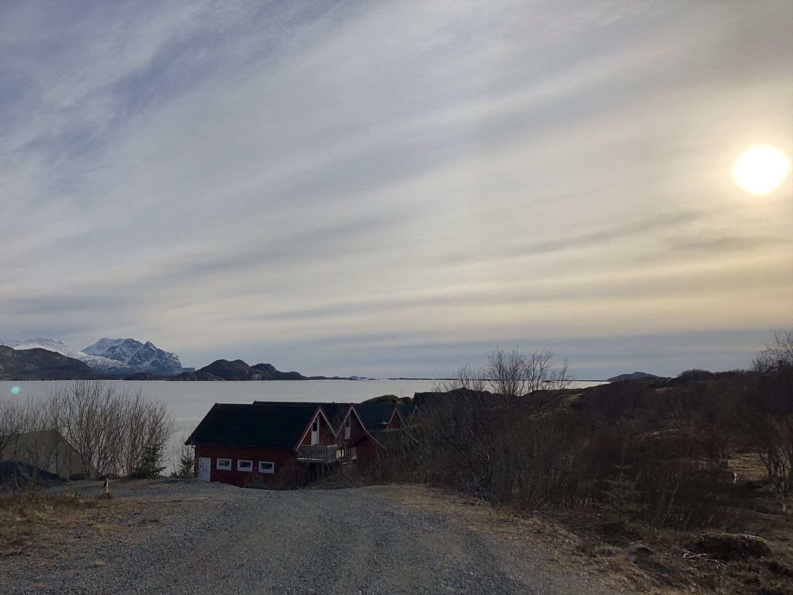 - Selgers private bilde - Veien ned til naustene (Det følger ikke med naust i handelen, men er dere interessert i naust kan dere ta kontakt med eier av boligen som vi selger). Galleribilde