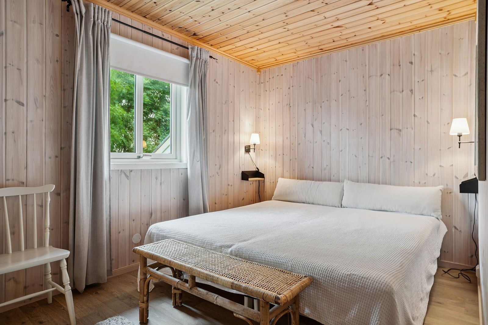 Hytta har tre soverom, hvorav dette er det største. Her er det plass for dobbeltseng og garderobeløsning - dette følger med. Galleribilde