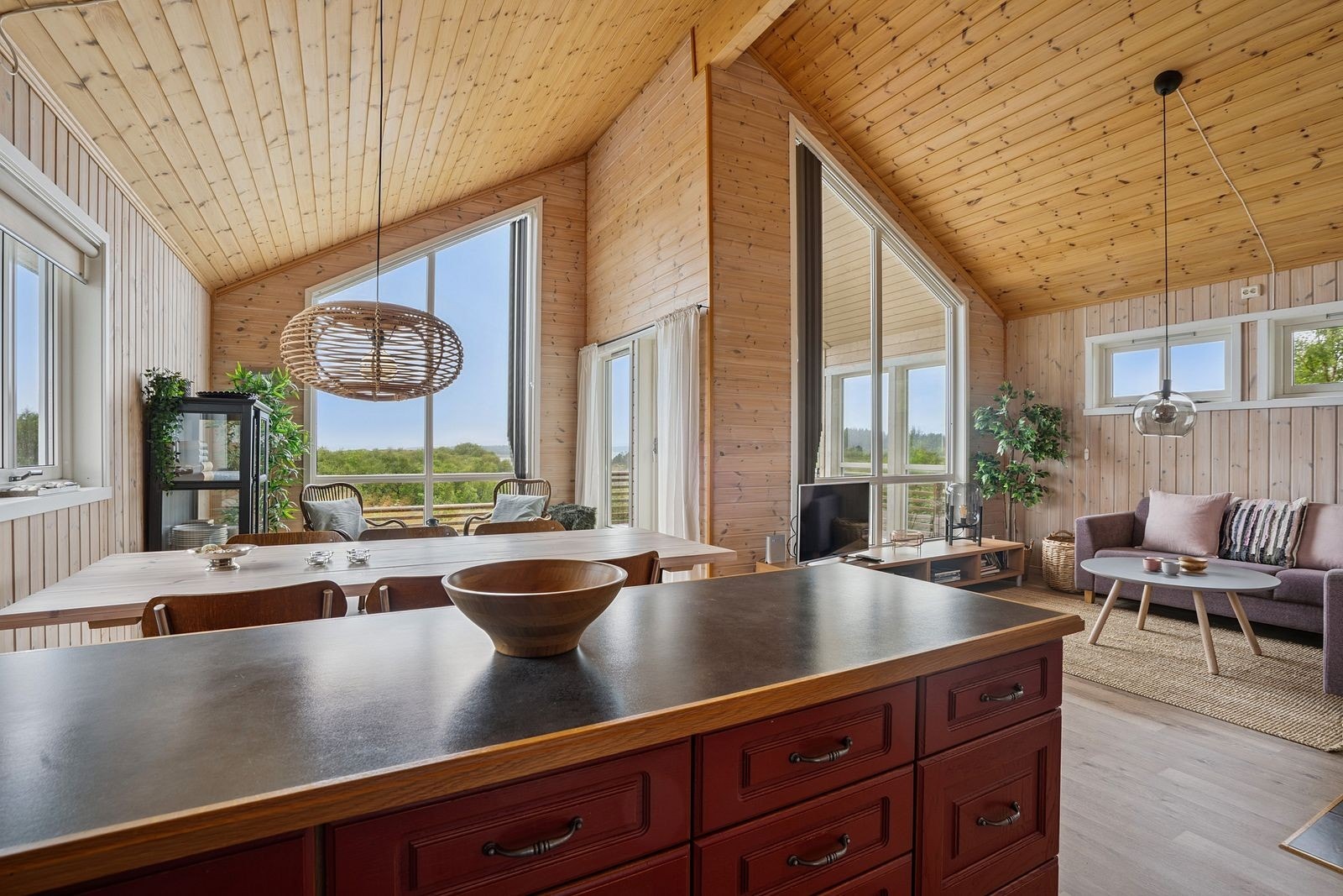 Den åpne stue- og kjøkkenløsningen med tilhørende spisestue utgjør hyttas naturlige samlingspunkt. Galleribilde