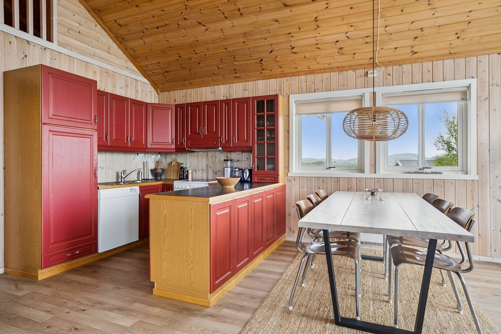 Kjøkkenet er praktisk innredet med gode arbeidsflater og en funksjonell løsning, utstyrt med både integrerte og frittstående hvitevarer. Galleribilde