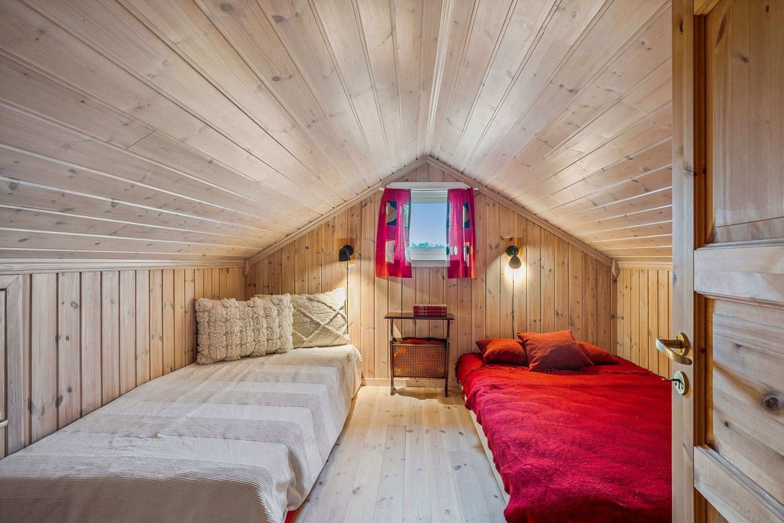 Hemsen gir fleksibel bruk etter behov og har gode oppbevaringsmuligheter på hver sin side av kneveggene (m/dør). Galleribilde