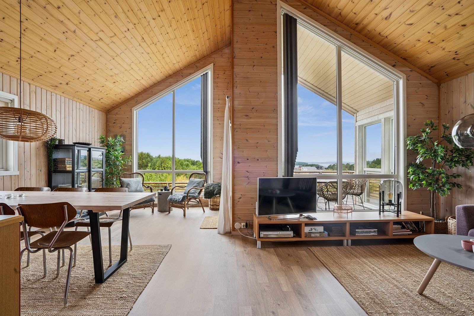 Velkommen til Stavsengveien 132 som her presenteres av eiendomsmeglerfullmektig Stina Hermansen - Aktiv Eiendomsmegling. Foto: EFKT v/ Lene Blomsøy Galleribilde