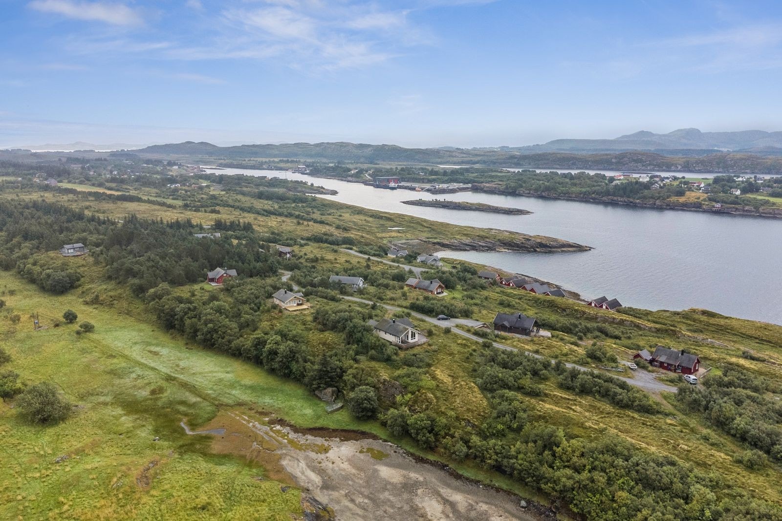 Her ser vi hele Stavseng hyttefelt. Dagligvarebutikk finnes ca. 2 km unna, og nærområdet byr på flere hyggelige opplevelser, som Sjokoladebrygga, Bøteriet restaurant, Bakertøtten kafé, Dønnes gård og Dønnesfjellet med vidstrakt utsikt. Galleribilde