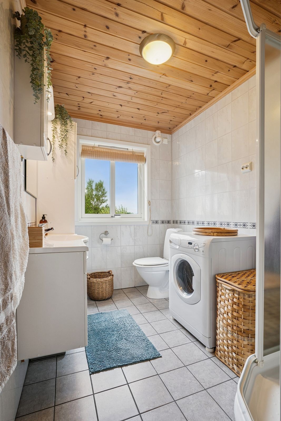 Badet er innredet med servant, dusjkabinett, toalett og opplegg for vaskemaskin. Vaskemaskin følger med. Galleribilde