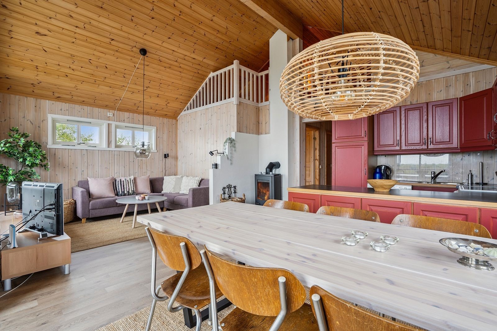 Fra stuen er det enkel adkomst til hems med loftsrom og areal ved trappeløp. Galleribilde