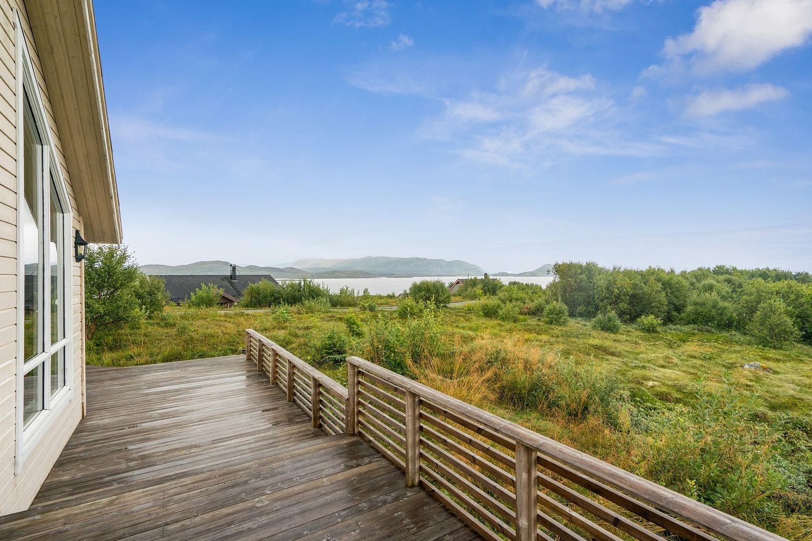 Terrasse og platting på til sammen ca. 71,6 m². Hytta ligger flott til med en nydelig utsikt over sjø og fjell. Galleribilde