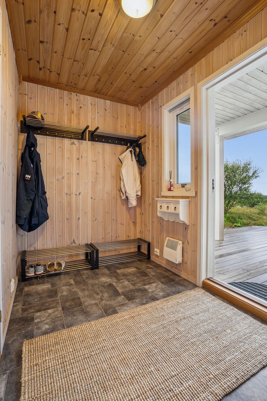 Fra den romslige entréen kommer en til innvendig bod med toalett, eller videre inn i resten av boligen. Galleribilde