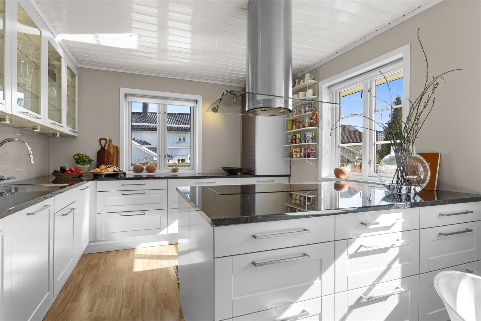 Det er rikelig med oppbevaringsplass i skap og skuffeseksjoner Galleribilde