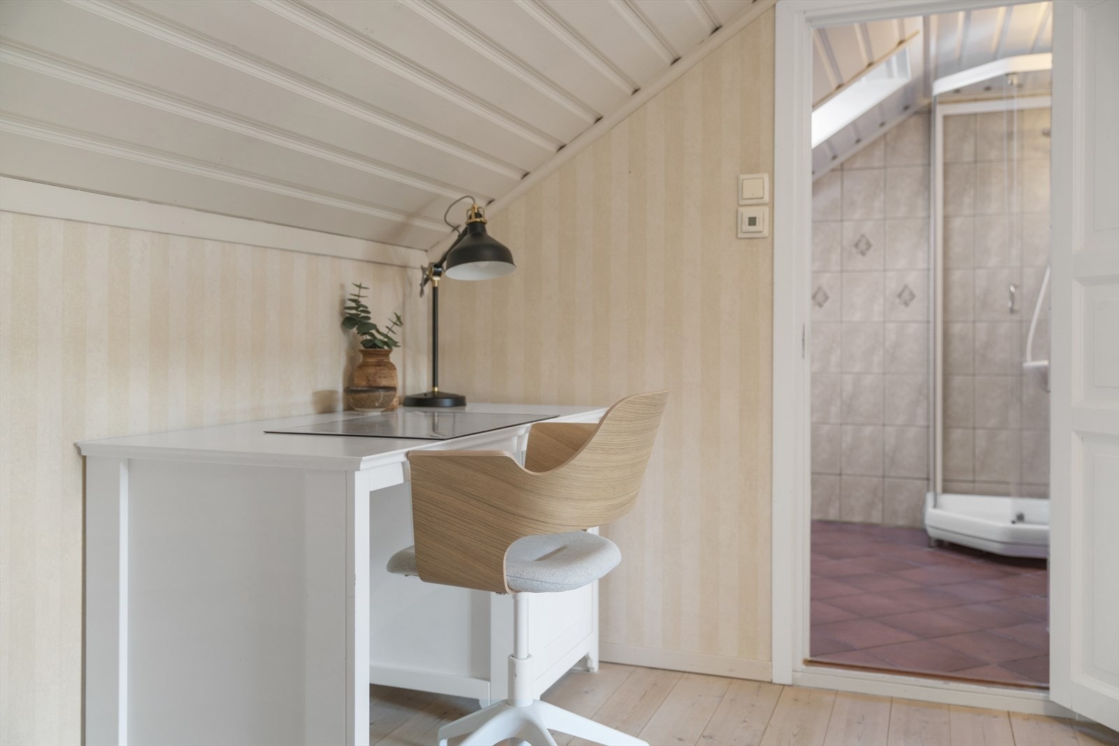 Det er også inngang til boligens baderom i 2. etasje fra luftstuen Galleribilde