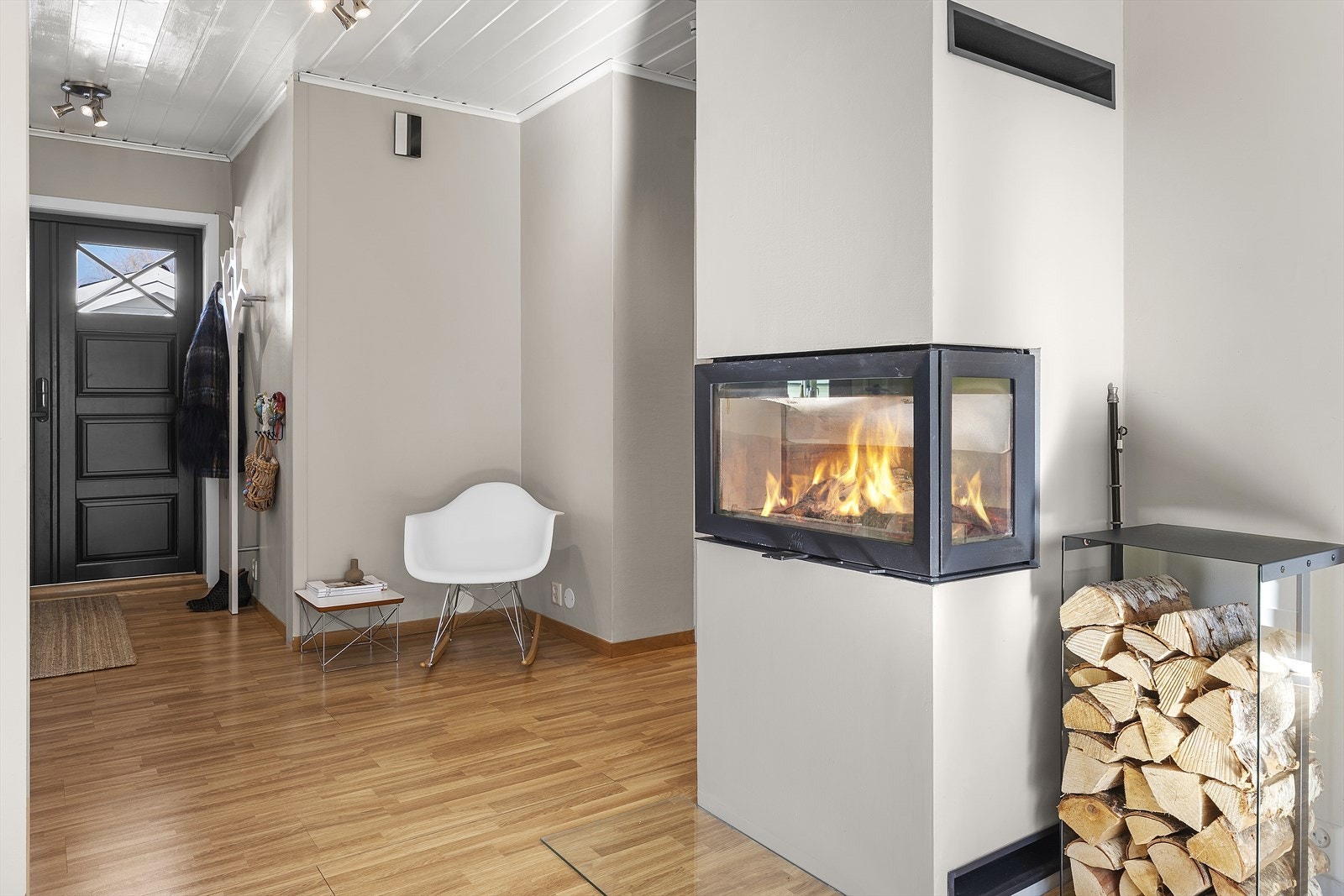 Nydelig panorama peis som gir en varm og koselig atmosfære Galleribilde