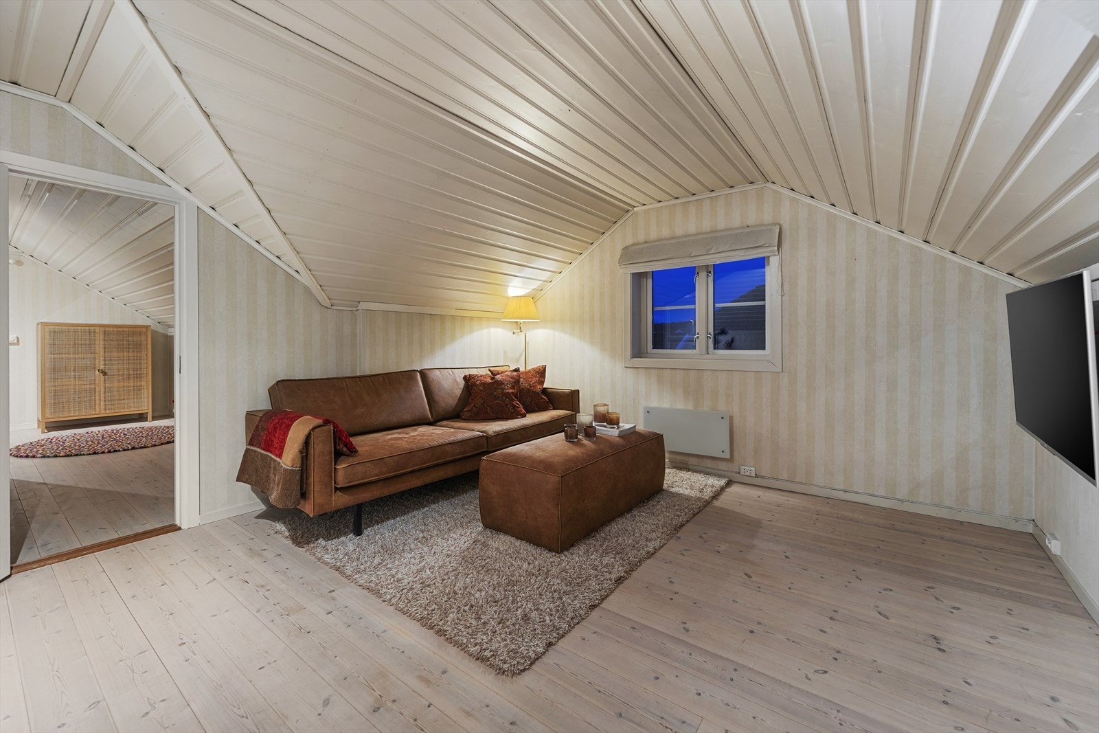 I boligens 2.etasje er det en romslig loftstue/tv-stue Galleribilde