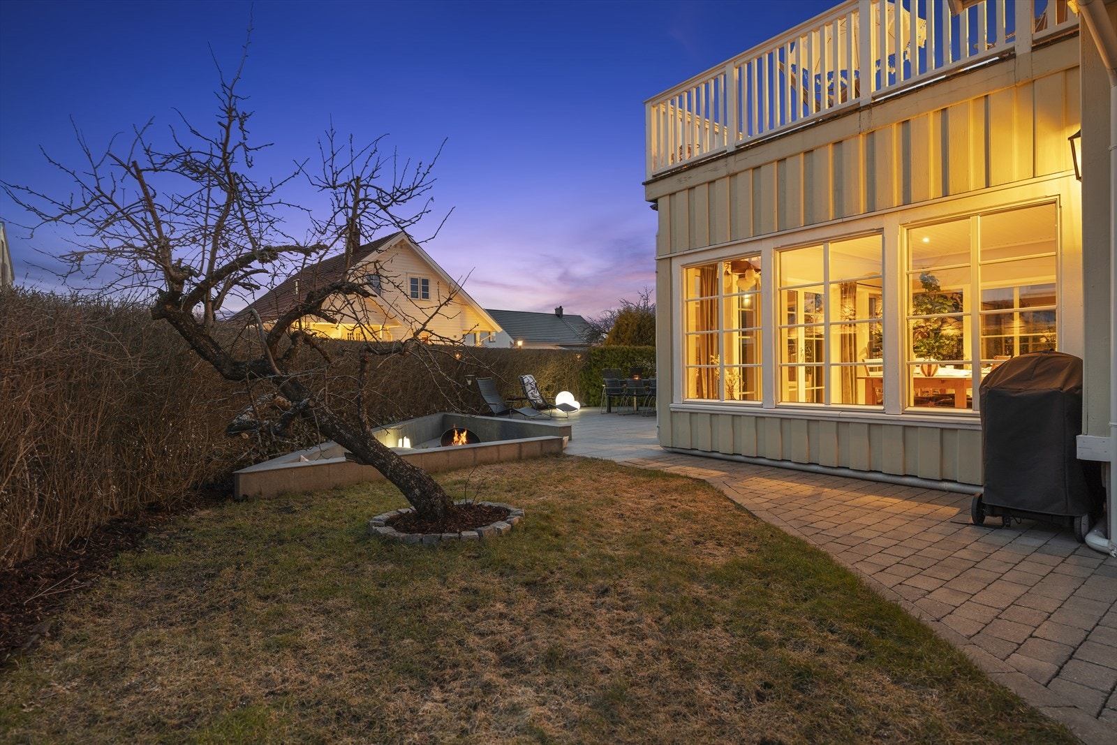 Eiendommen har en nydelig hekk som utgjør en nydelig ramme rundt eiendommen Galleribilde