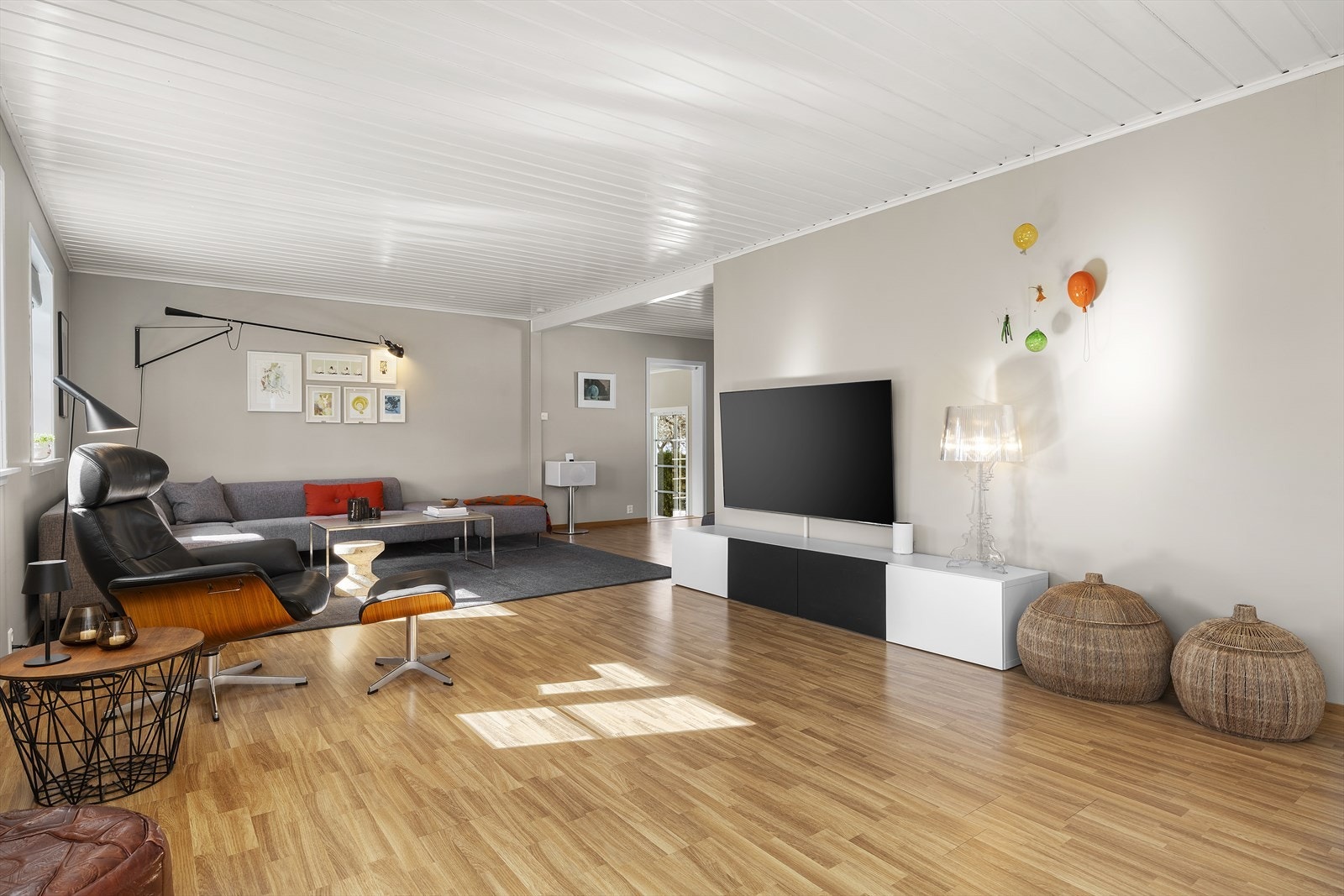 Fra stuen er det utgang til stor hagestue Galleribilde