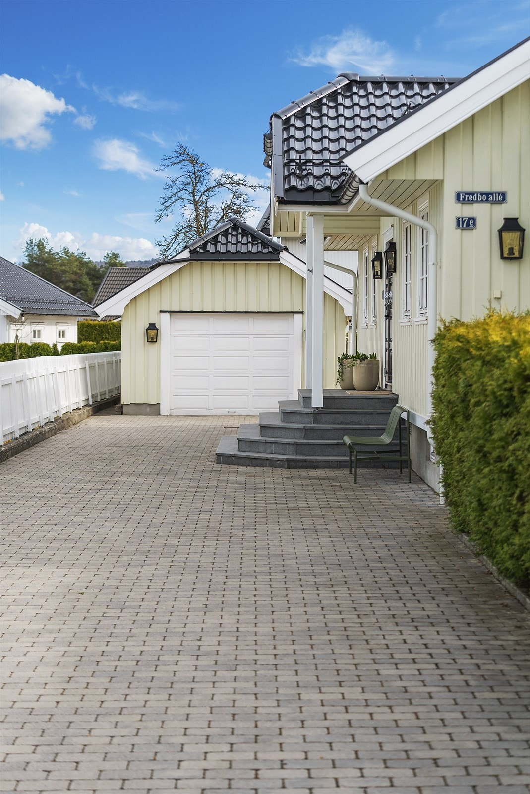 Boligen har steinsatt og hyggelig gårdsrom Galleribilde