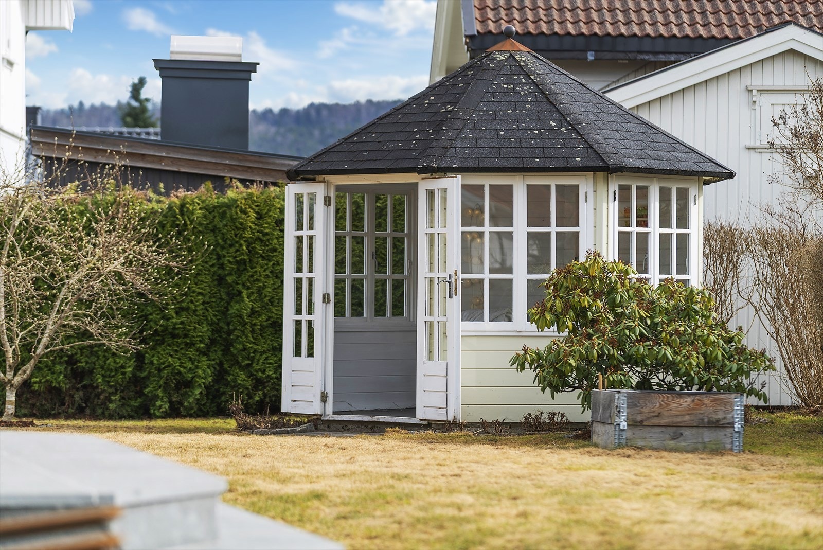 Boligen har et koselig lysthus Galleribilde