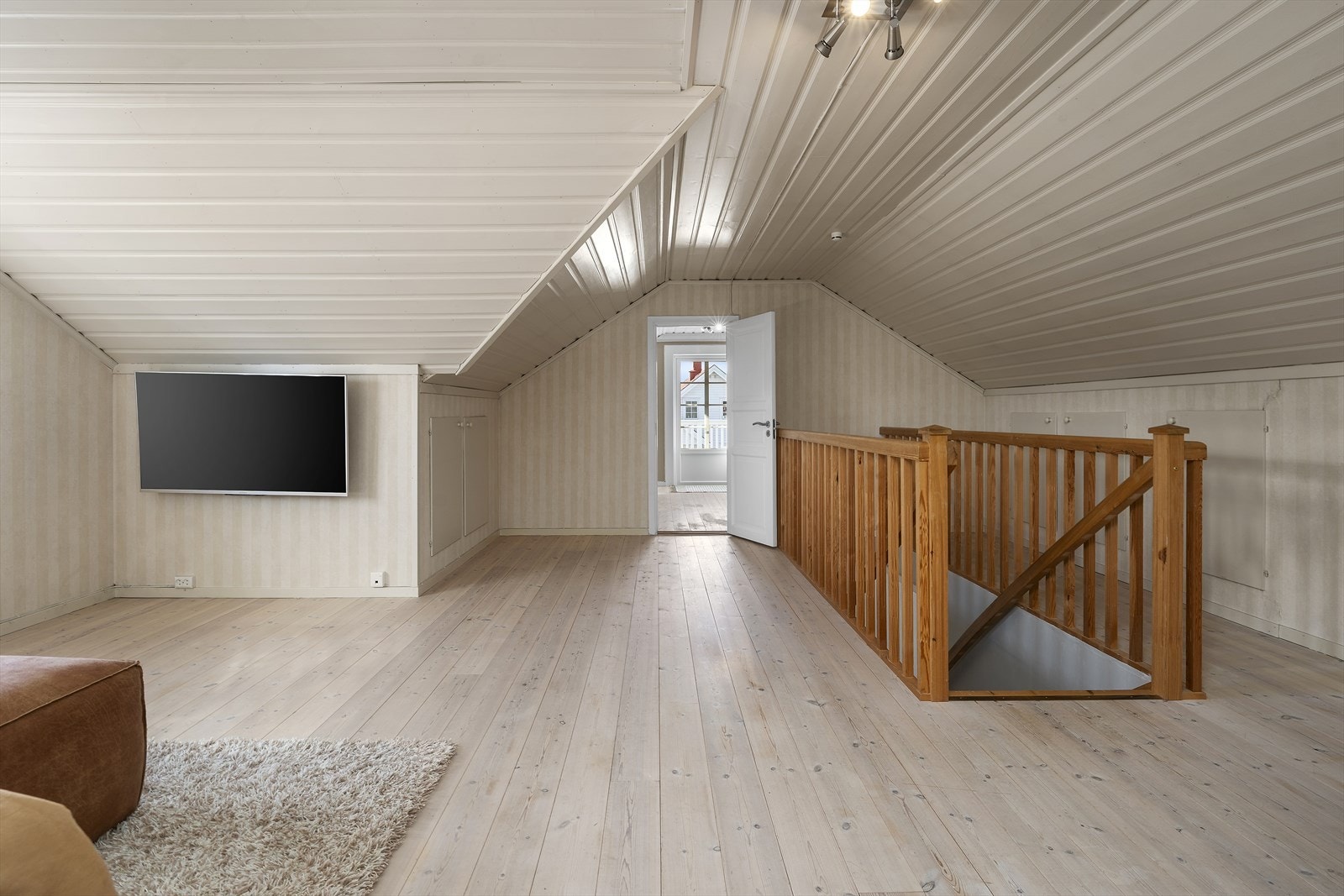 Fra loftstue/tv-stue er det inngang til en av boligens soverom Galleribilde