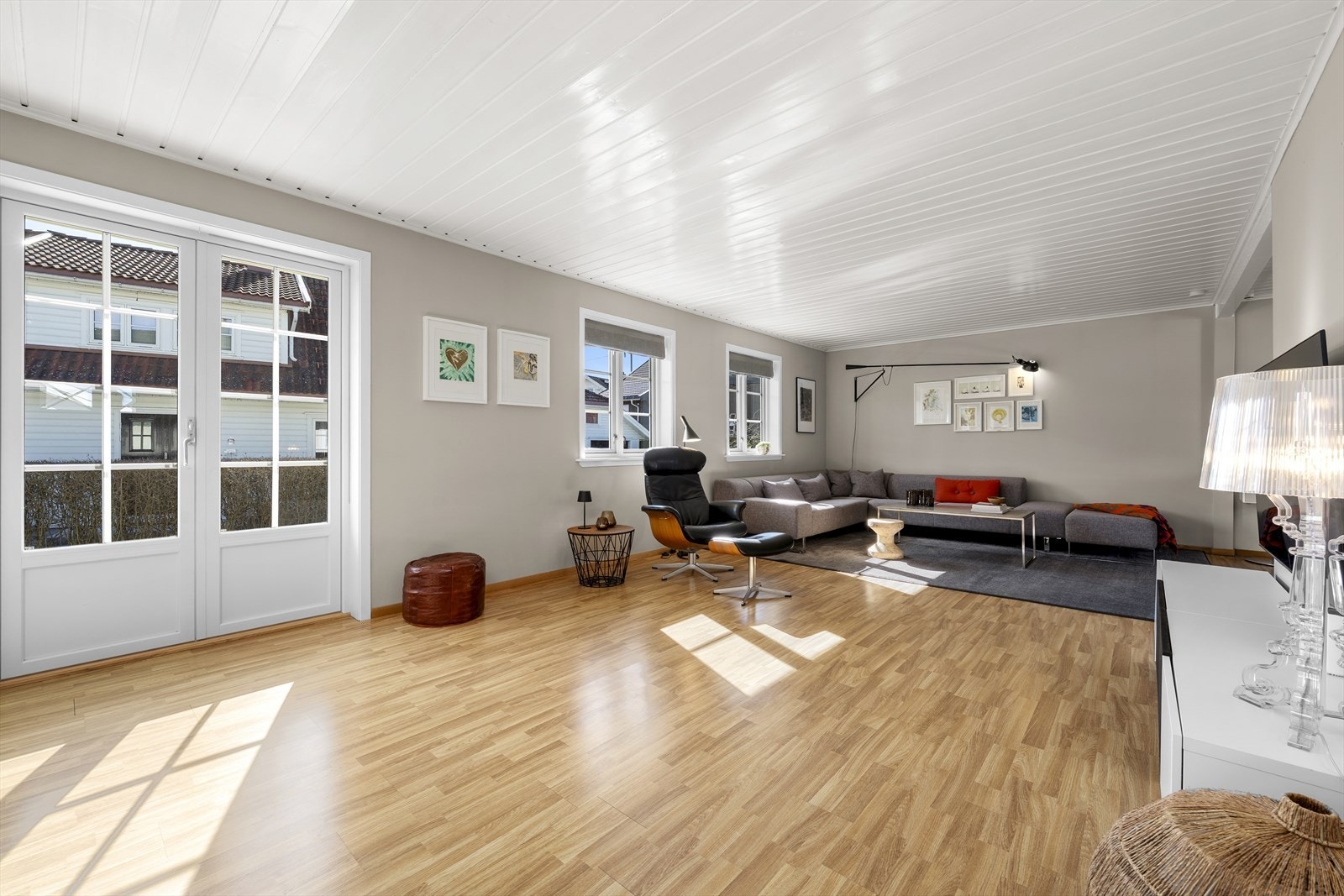 Stuen er av god størrelse og har god plass til sofagruppe og øvrige møblementer Galleribilde