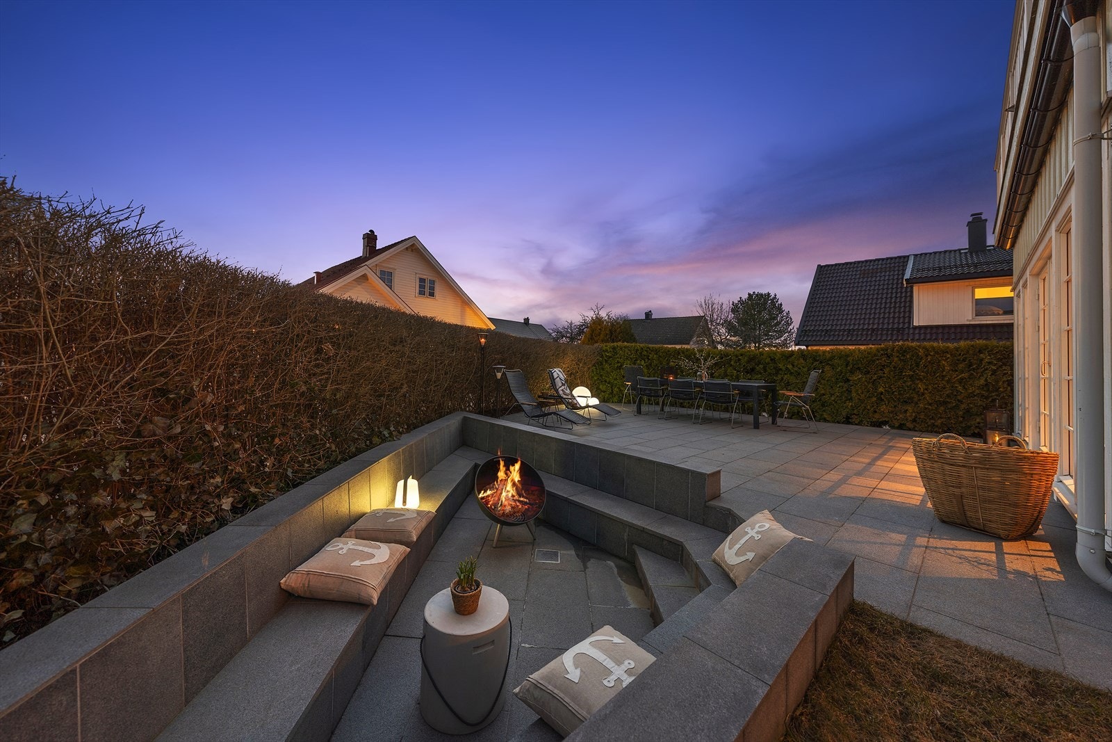 Koselig uteområde med god plass til utemøbler Galleribilde