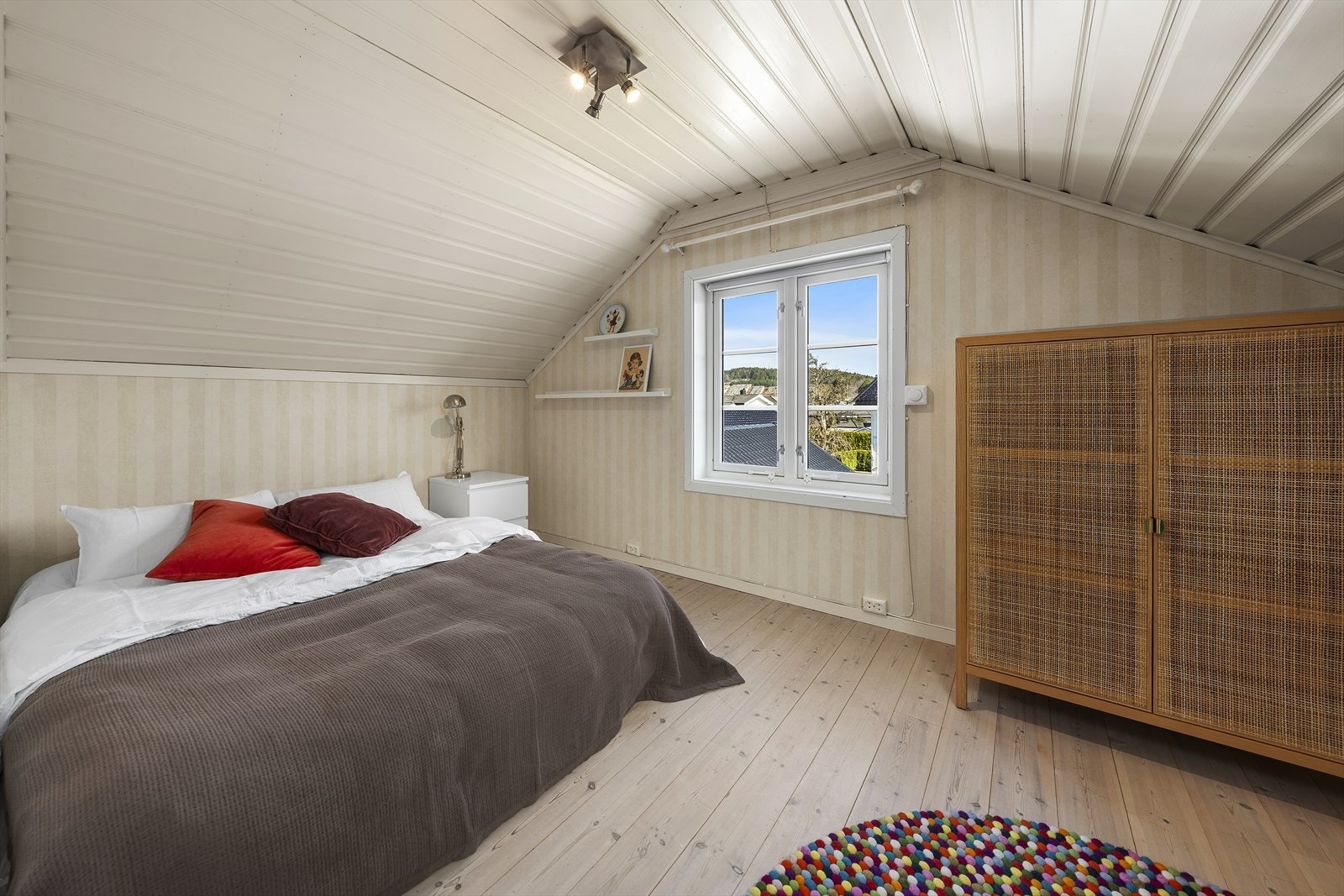 Soverom III er også av god størrelse og har god plass til dobbeltseng og øvrige soveromsmøbler Galleribilde