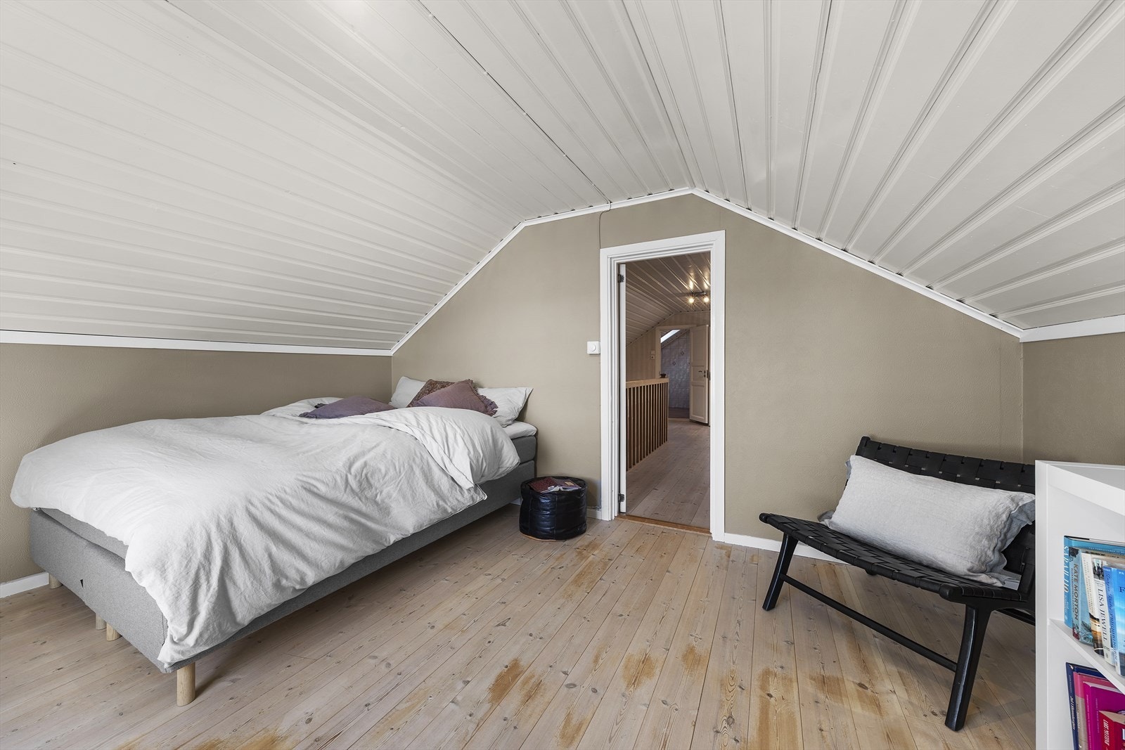 Soverom II har god plass til dobbeltseng og øvrige soveromsmøbler Galleribilde