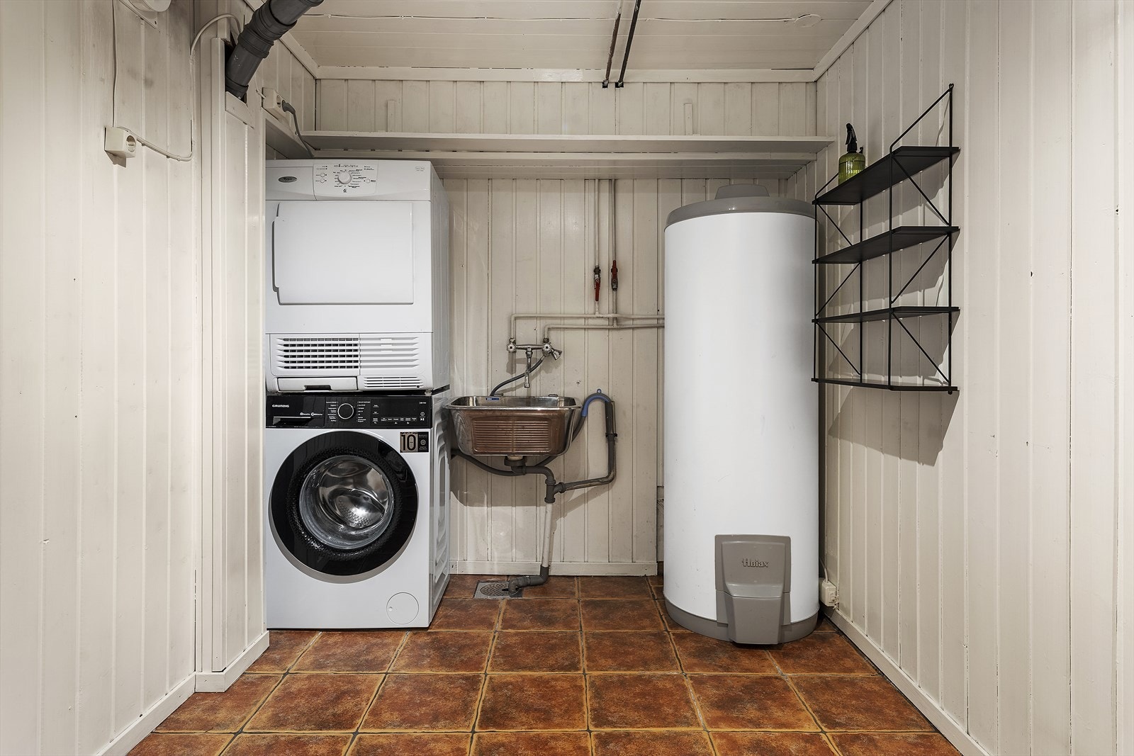 Separat vaskerom i kjeller med opplegg for vaskemaskin og tørketrommel. Utslagsvask og varmtvannsbereder Galleribilde