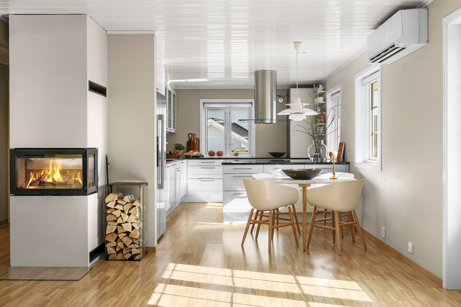 Meget pent og romslig kjøkken med koselig kjøkkenøy Galleribilde