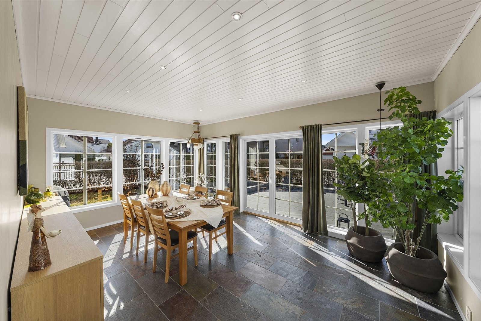 Hagestuen har god plass til langbord og andre møblementer Galleribilde