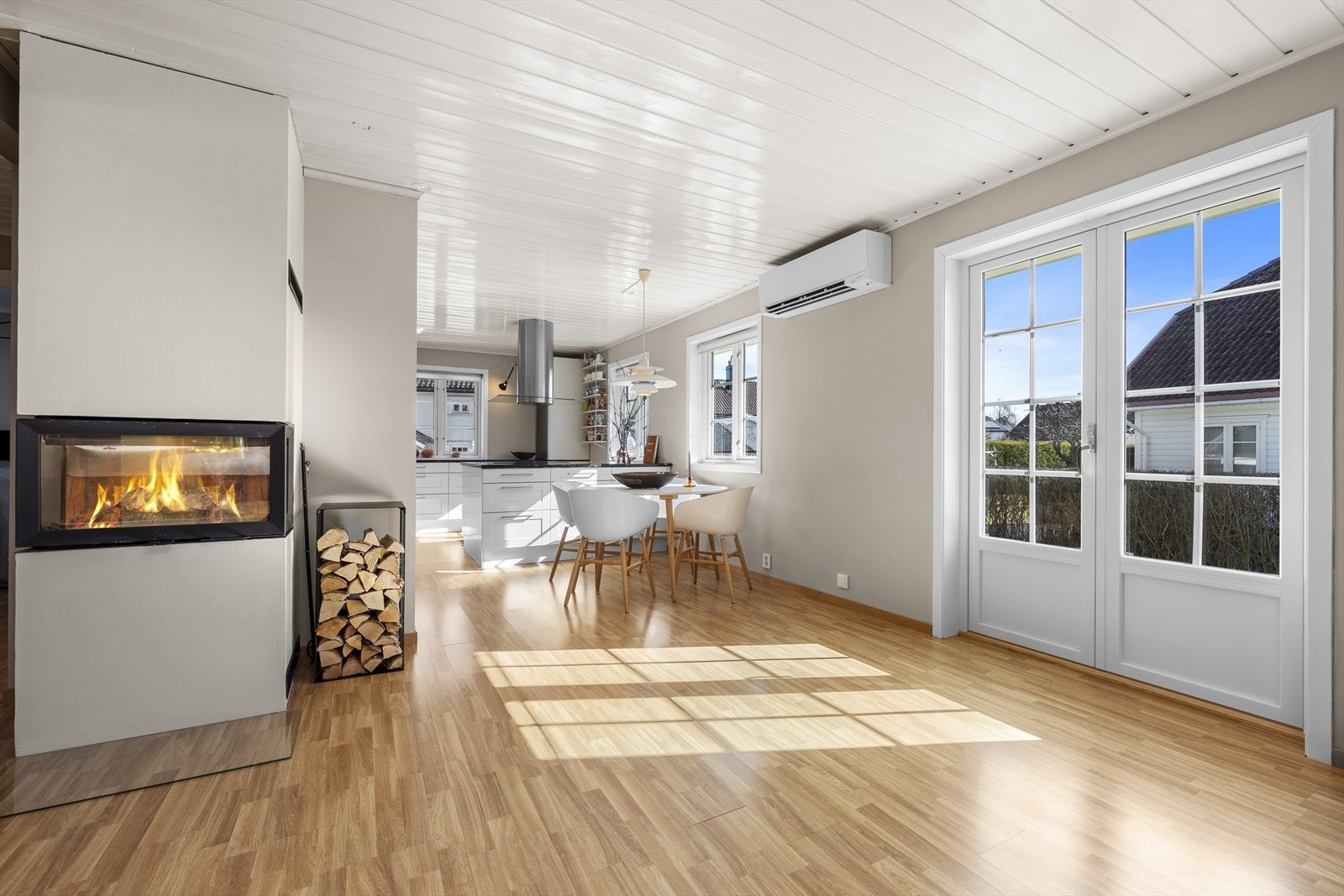 Stor og romslig stue med åpen løsning til kjøkken Galleribilde