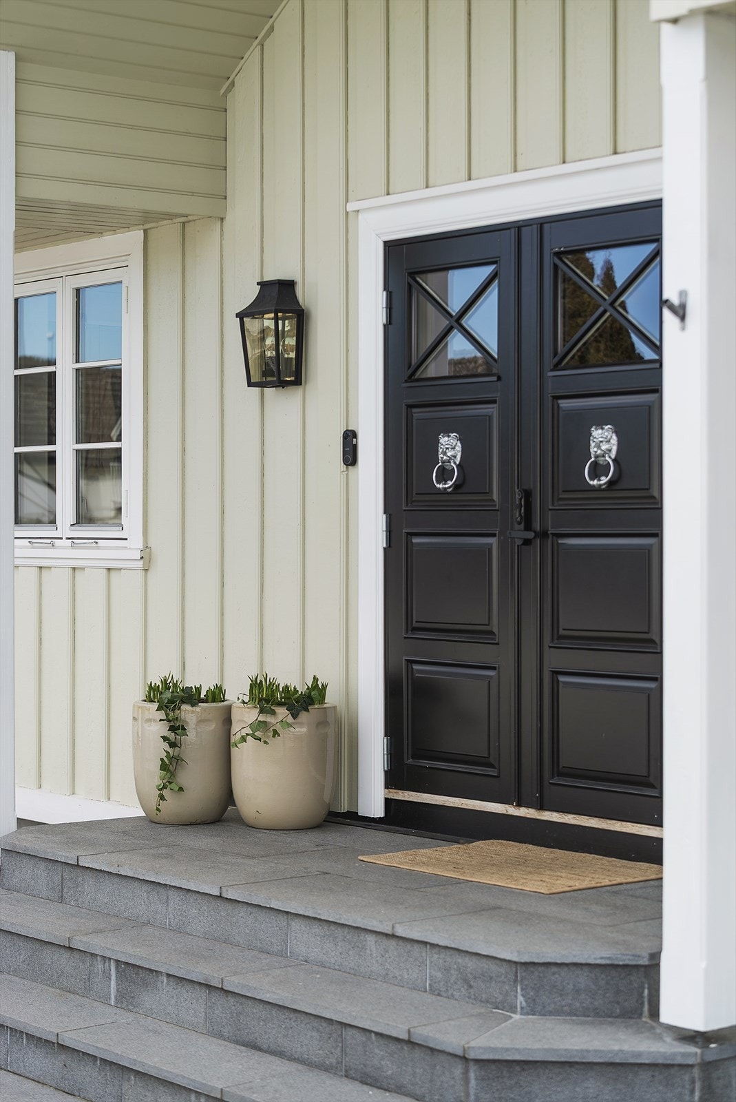 Nydelig dobbel inngangsdør til boligens entré Galleribilde
