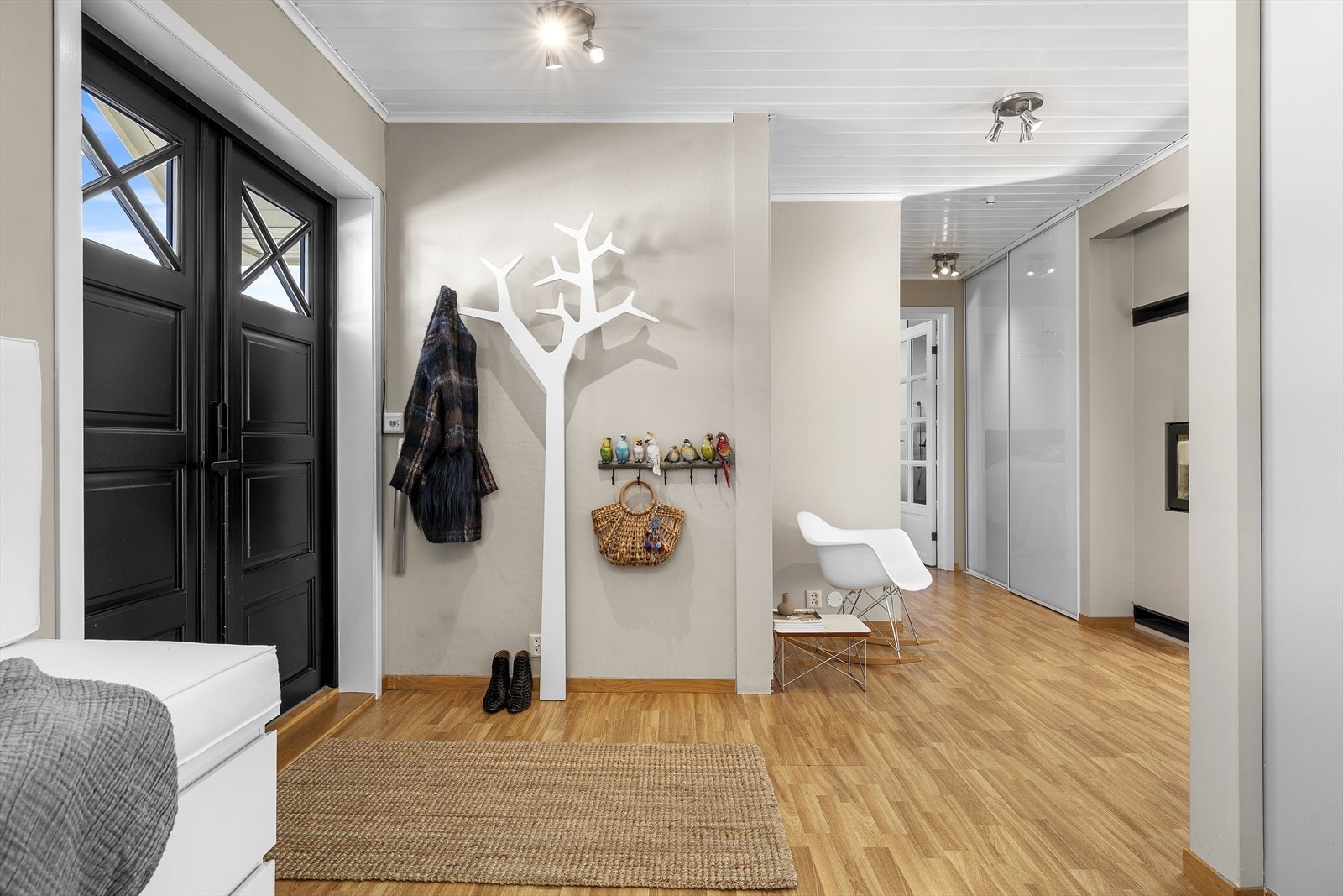 Romslig hall med god plass til entrémøbler Galleribilde