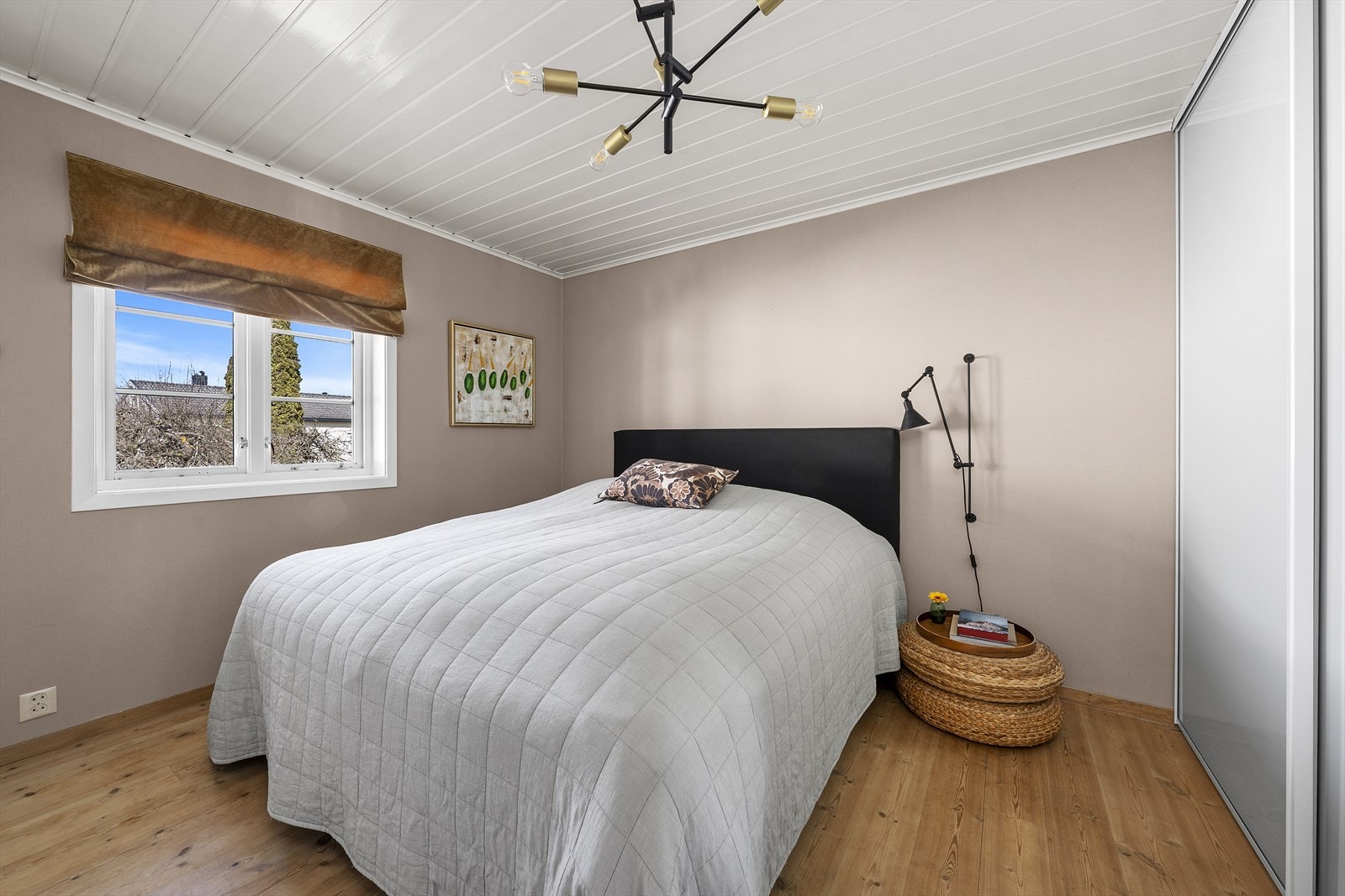 Hovedsoverommet er romslig og har god plass til dobbeltseng og har god oppbevaringsplass i stor skyvedørsgarderobe Galleribilde