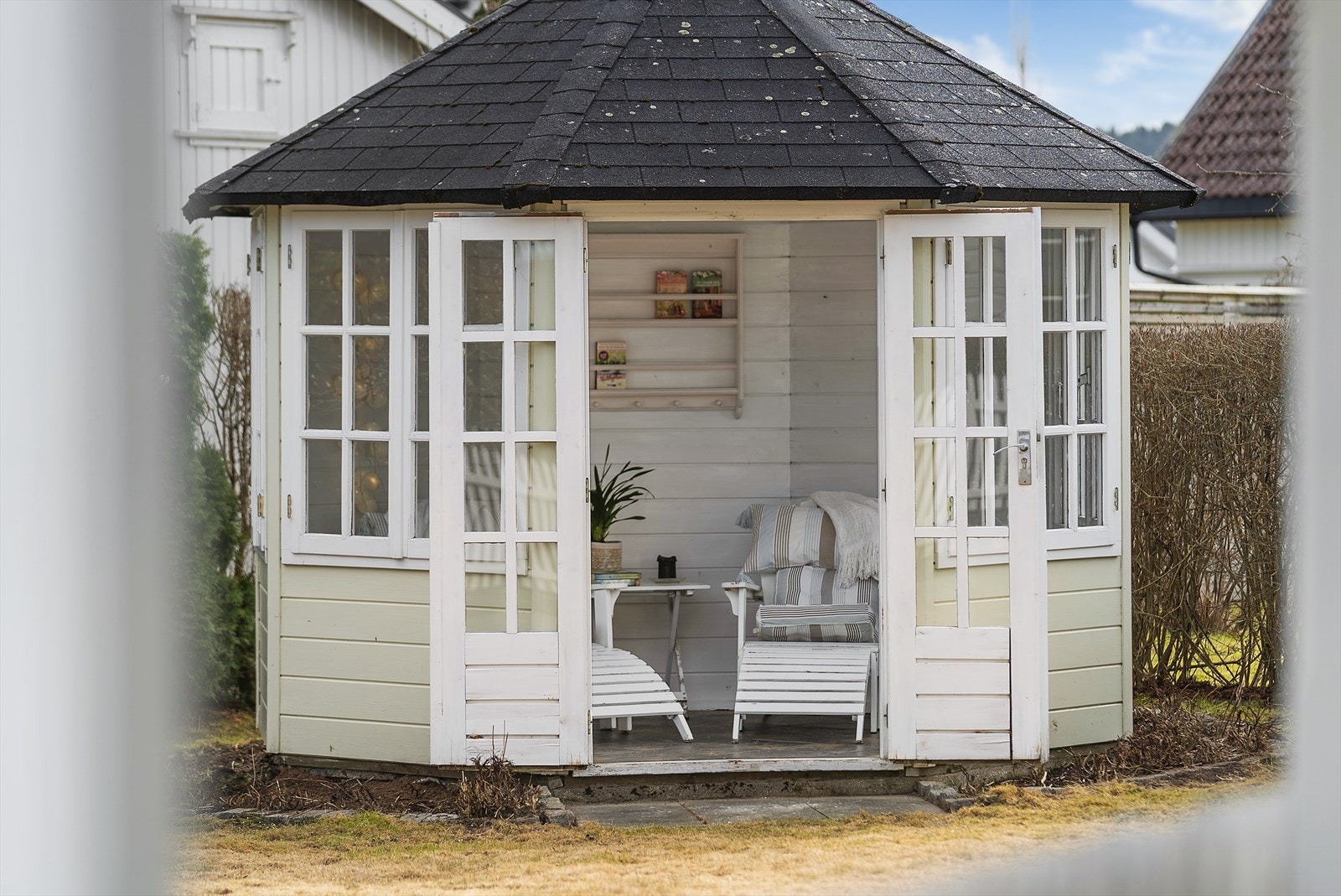 Koselig lysthus med plass til mindre møblement Galleribilde