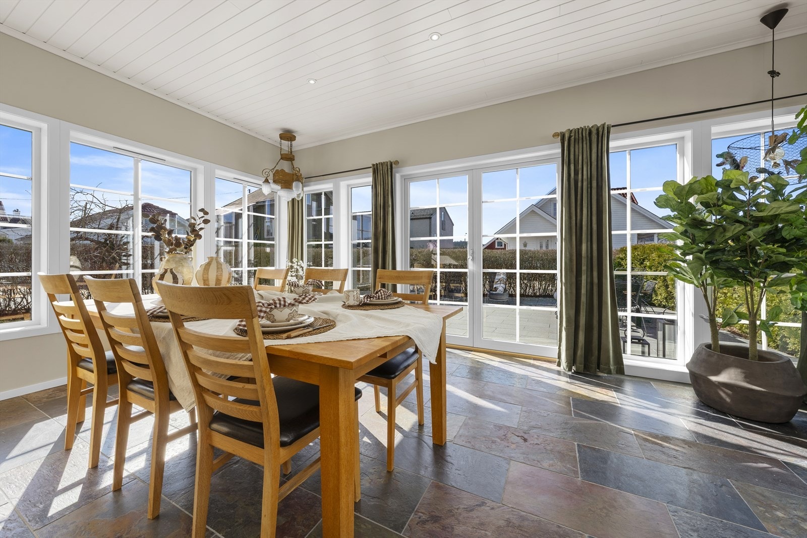 Fra hagestuen er det utgang til stor, steinsatt terrasse og hageområde Galleribilde