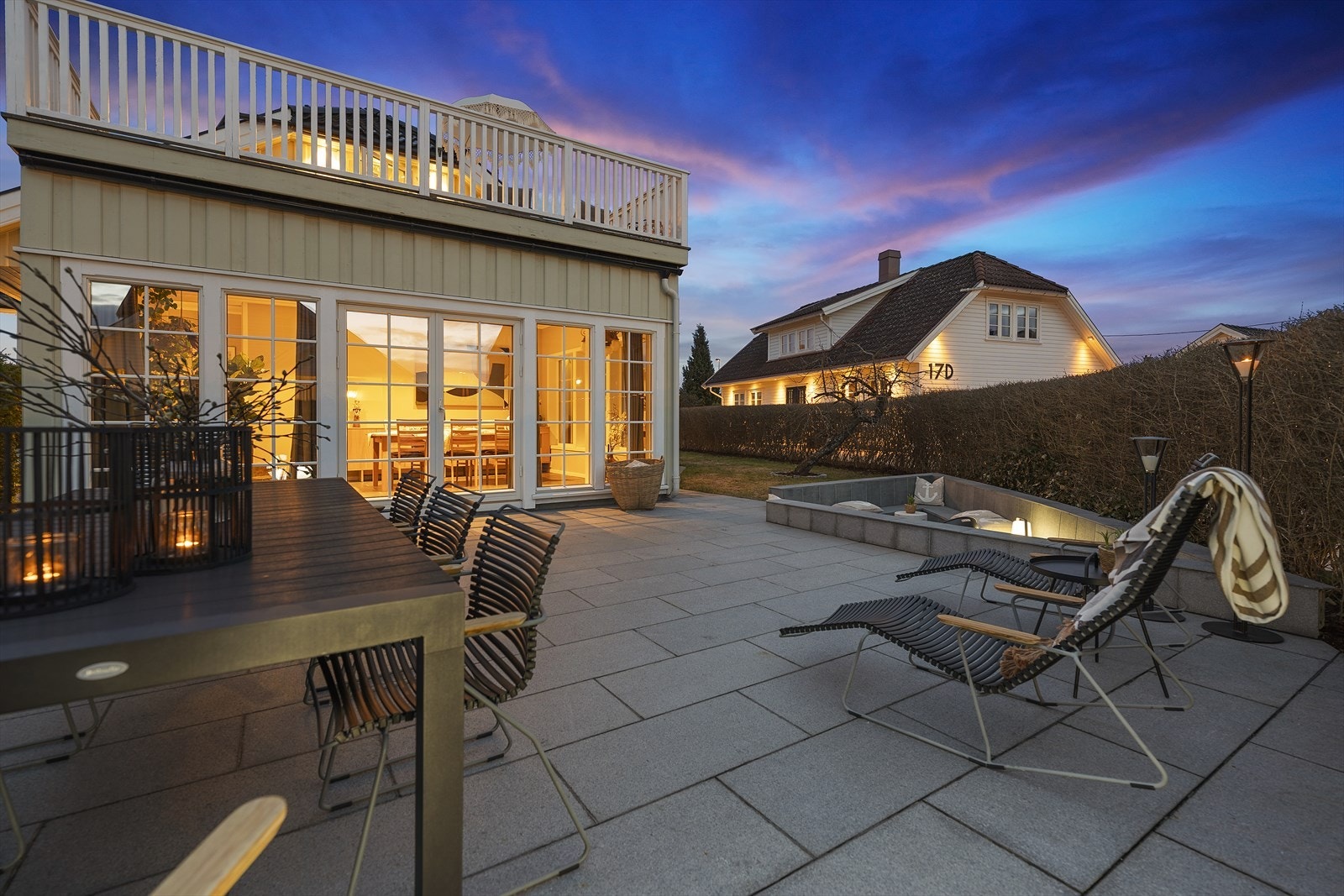 Nydelig steinsatt terrasse med god plass til flere utegrupper Galleribilde