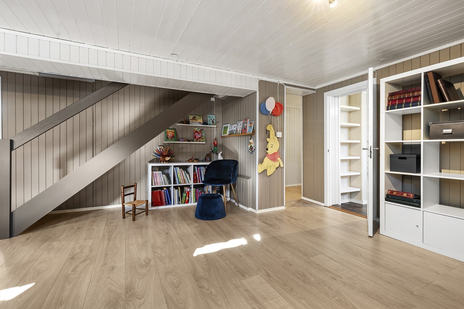 I boligens underetasje er det innredet en romslig kjellerstue Galleribilde