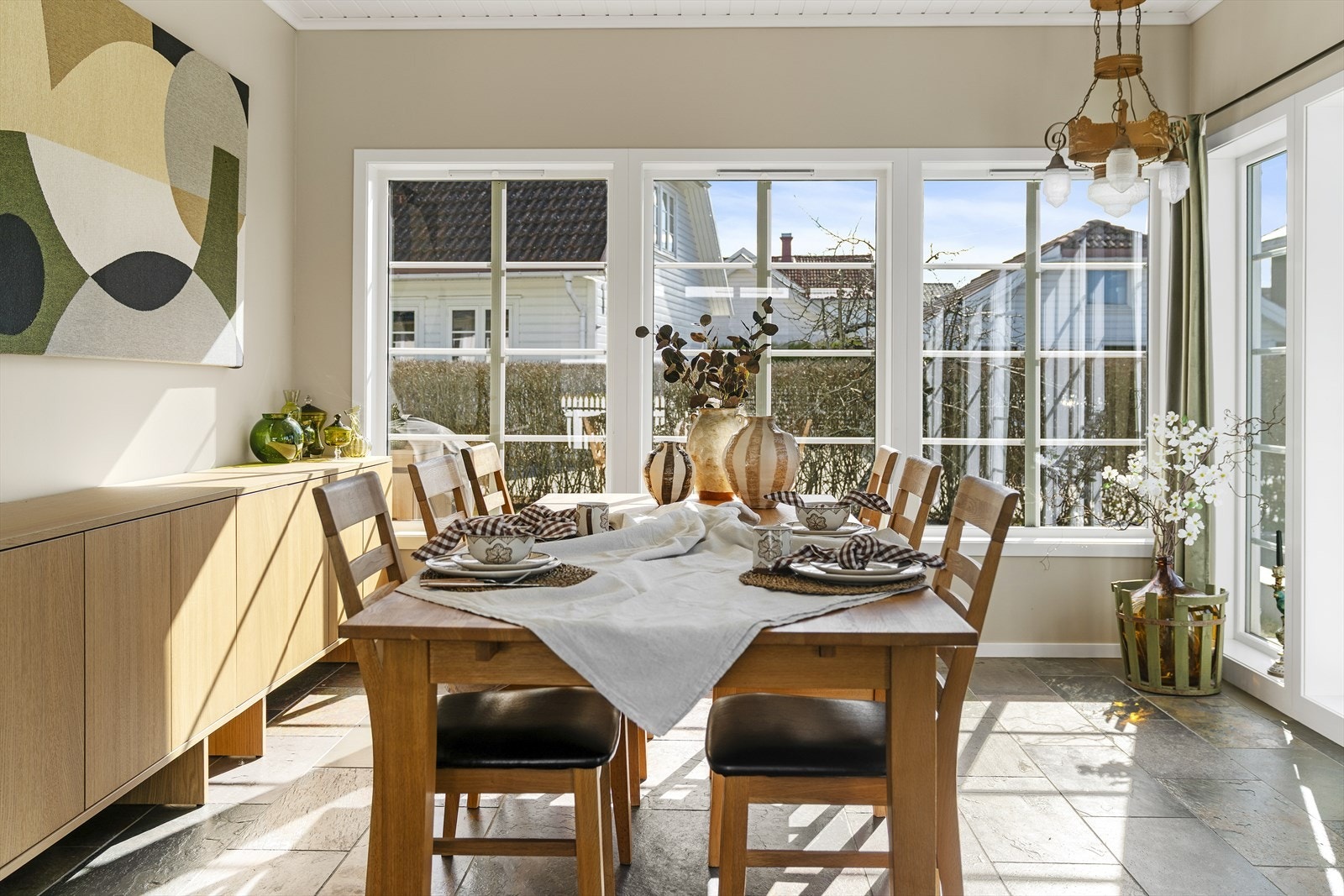 Lys og koselig hagestue som i dag er innredet med spisestue Galleribilde