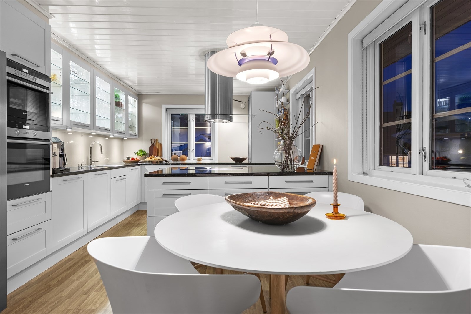 Det er god plass til kjøkkenbord på kjøkkenet Galleribilde