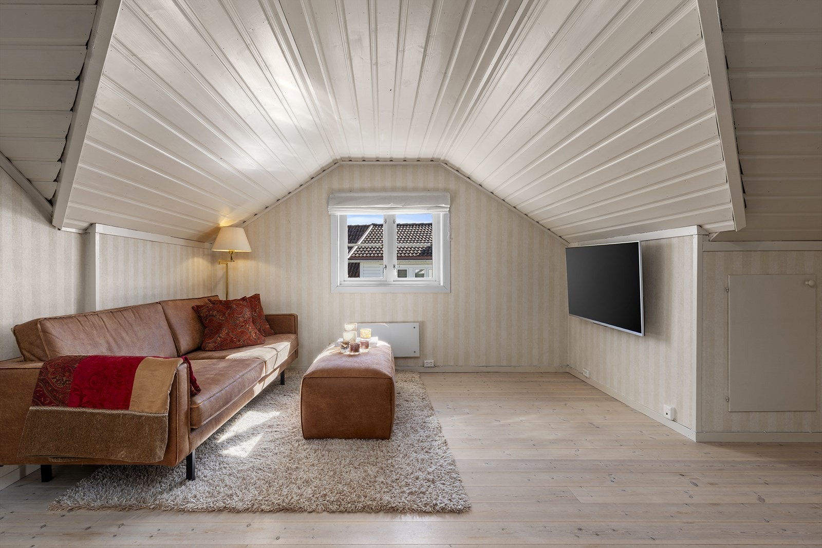 Loftstue/tv-stuen har god plass til sofagruppe og TV Galleribilde