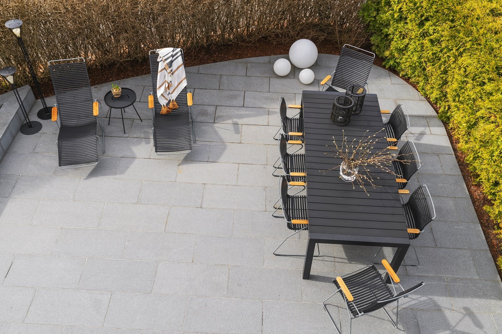 Det er flere hyggelige, lune og usjenerte soner på steinsatt uteområde Galleribilde