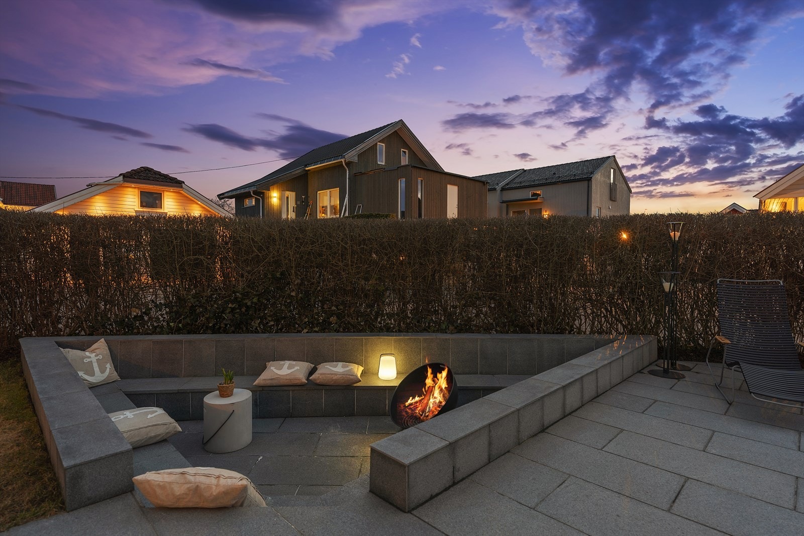 Flott bålpanneplass med plassbygde sittebenker og plass til bålpanne Galleribilde