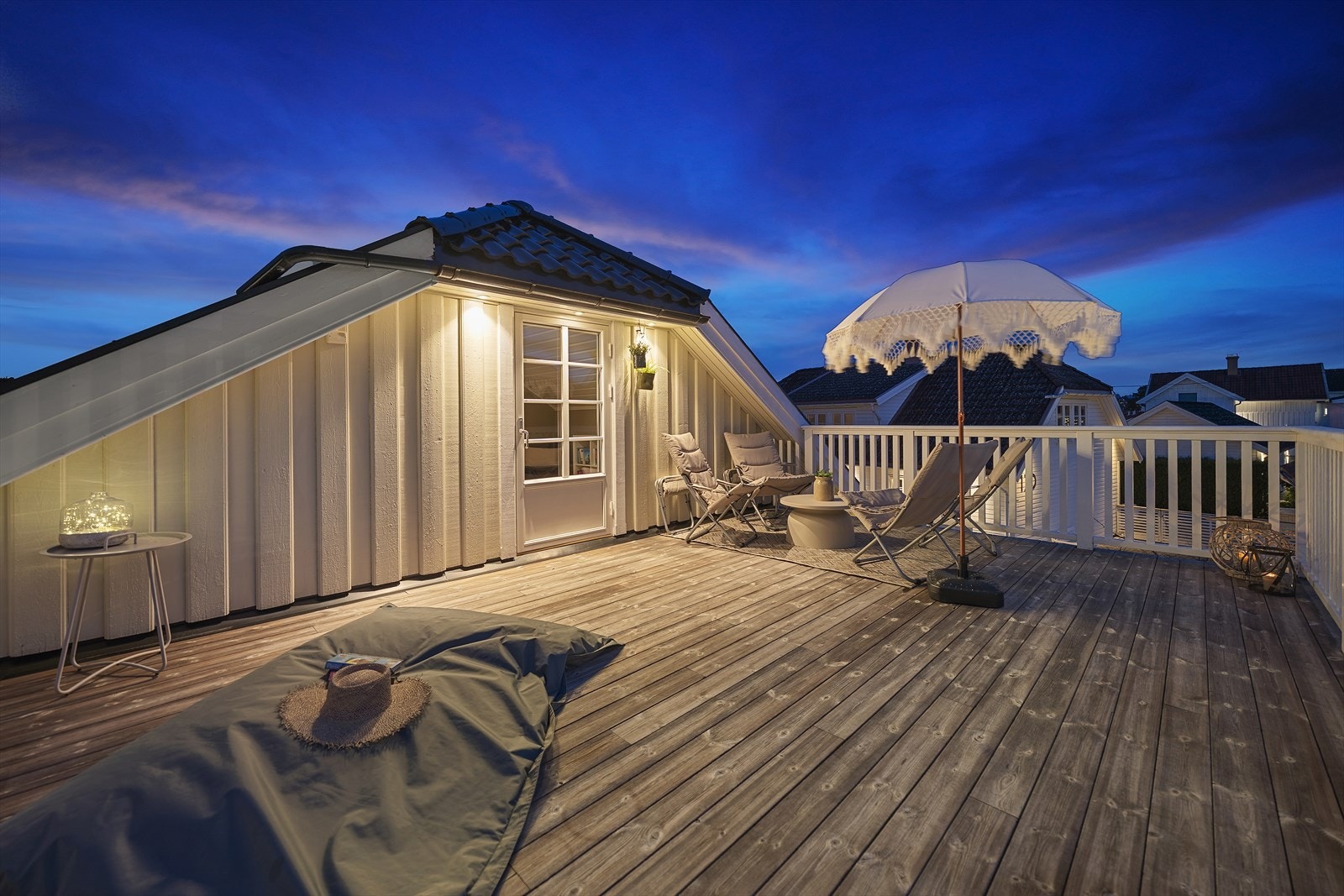 Boligens takterrasse er av god størrelse med god plass til møblementer Galleribilde