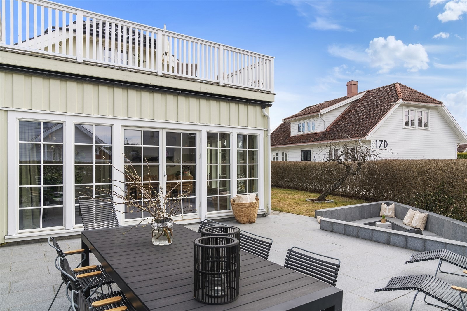 Steinsatt terrasse med god plass til utemøbler Galleribilde